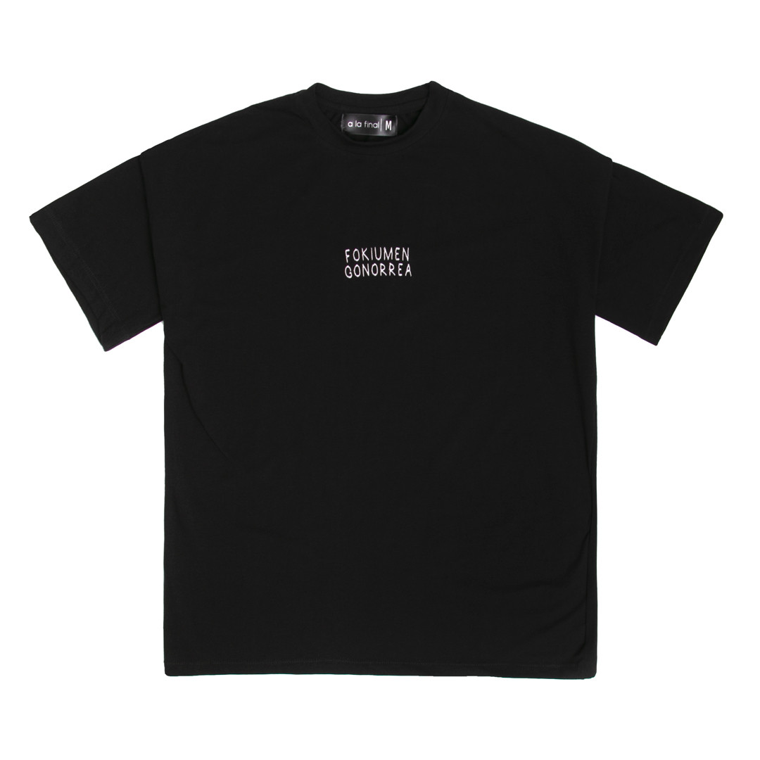 Imagen Camiseta oversize negra bordado fokiumen gonorrea