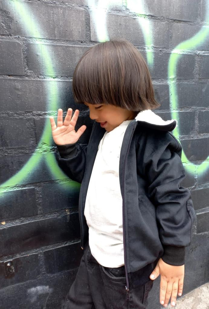 Chaqueta de ghamuza con mangas de cuero textil para niño