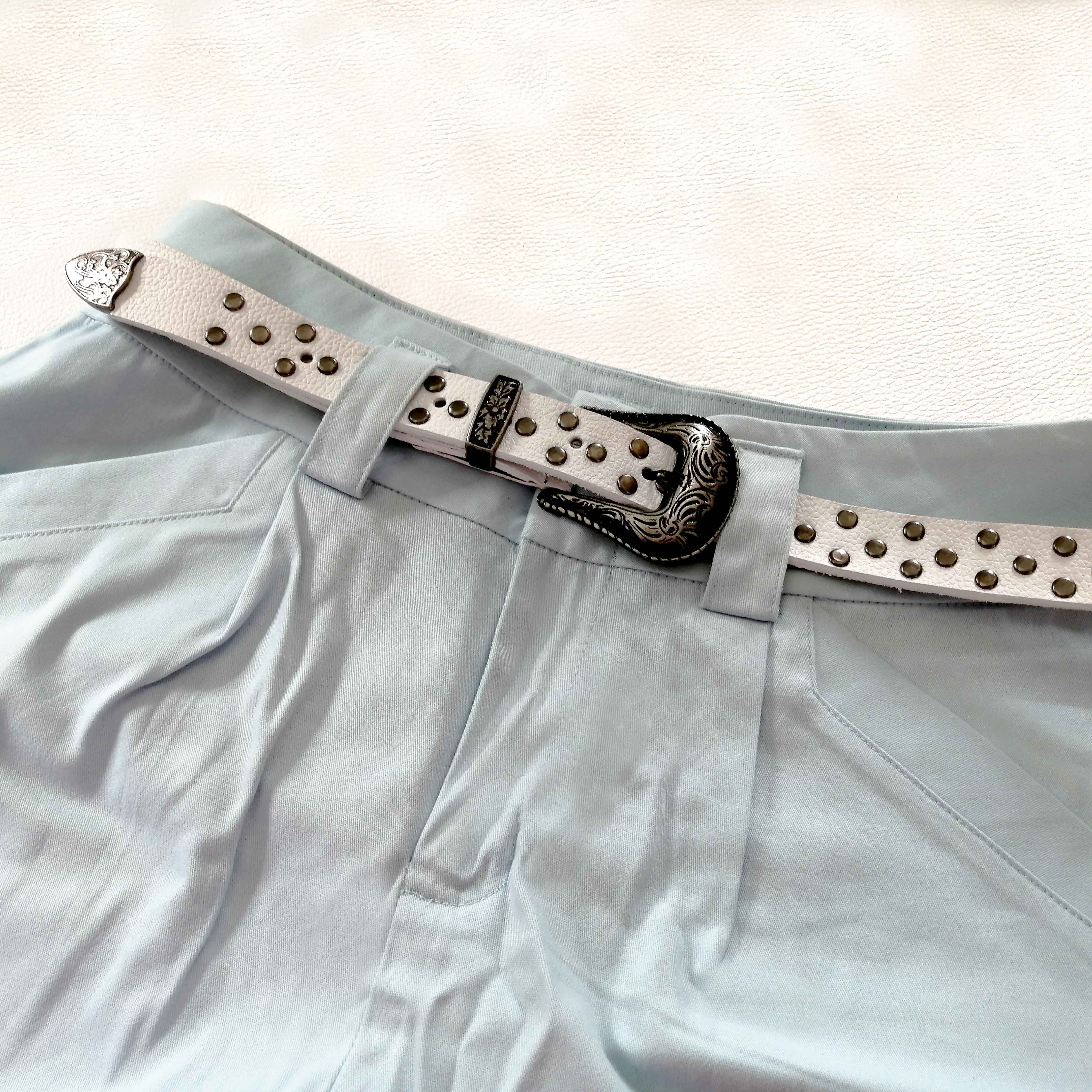 Imagen Cinturón blanco de taches niquelados en cuero  2