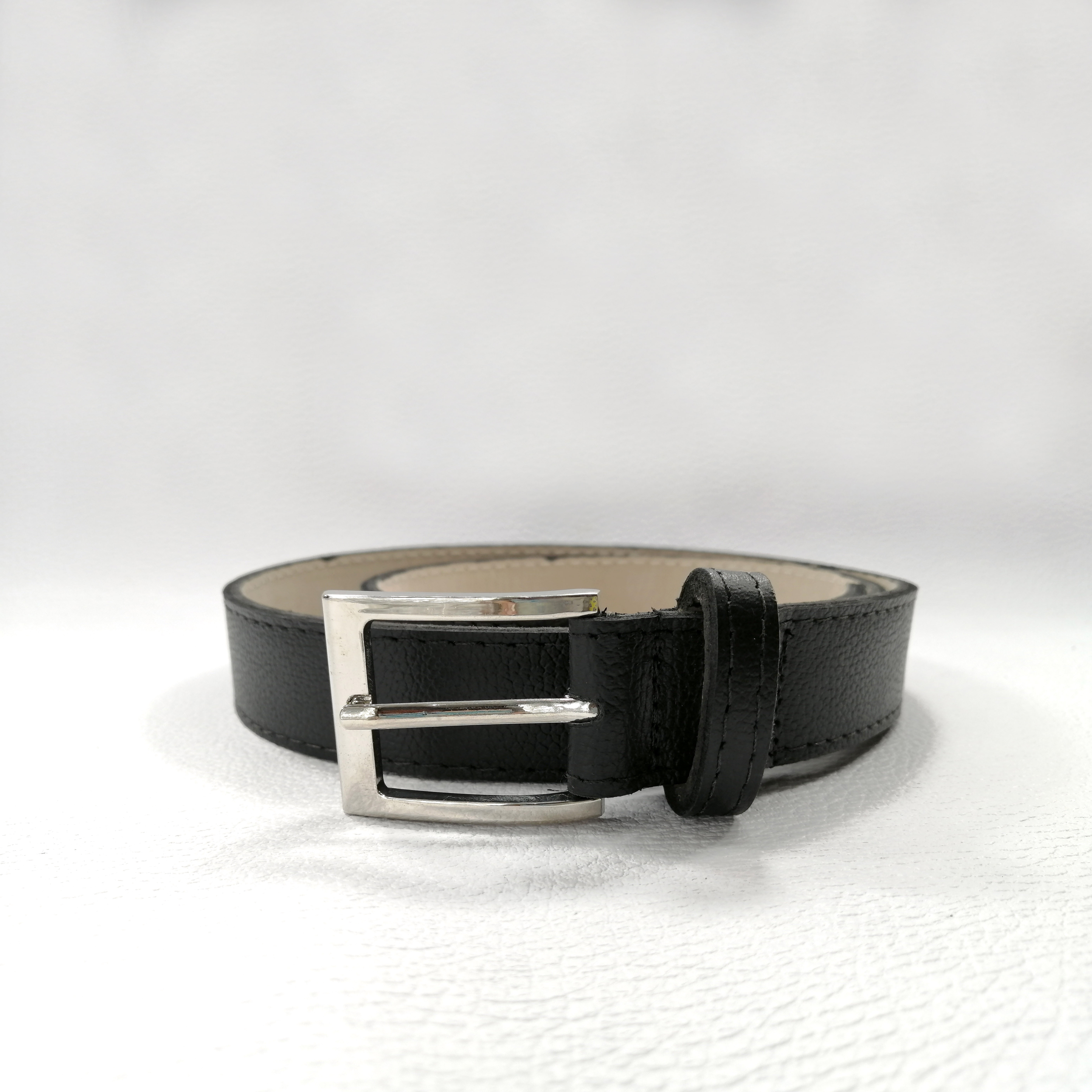 Imagen Cinturón negro clásico en cuero