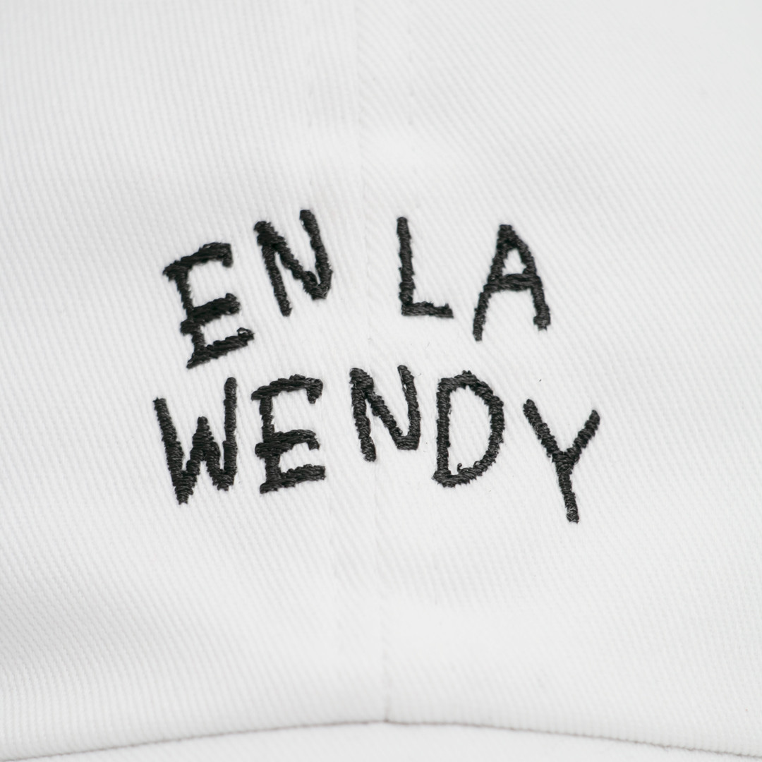 Imagen Gorra Blanca en la Wendy 2
