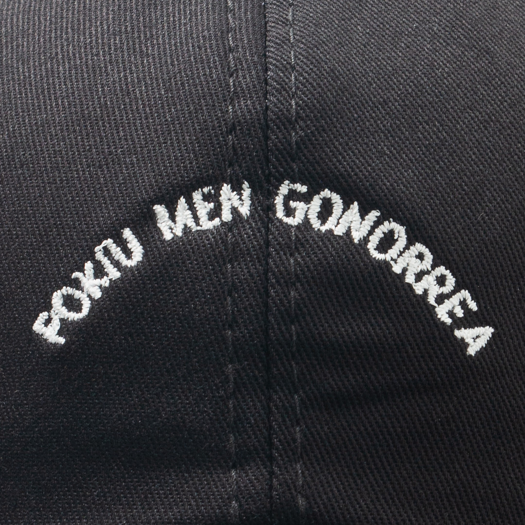 Imagen Gorra negra bordado fokiumen en arco 2