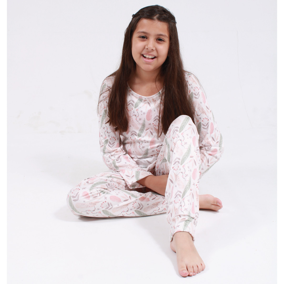Imagen Pijama de niña en piel de durazno, estampado plumas 1