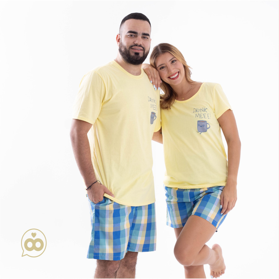 ImagenPijama de pareja, en algodón, pantalón corto cuadros, camiseta amarilla.