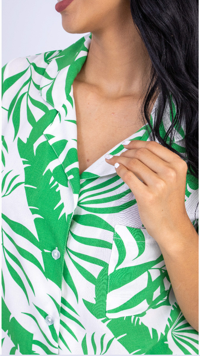 Imagen Pijama en chalis, estampado hojas verdes , pantalón corto con bótones. 3