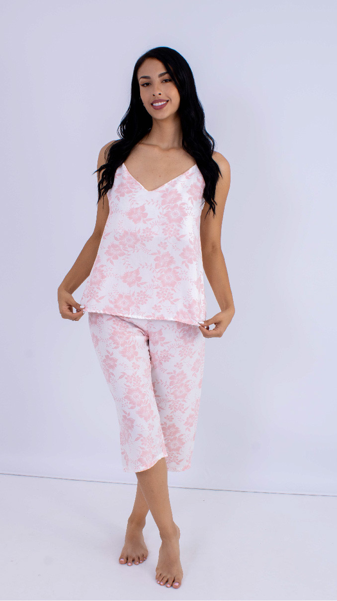 Imagen Pijama en chalis, flores palo de rosa, pantalón capri, blusa en tiras graduable. 2