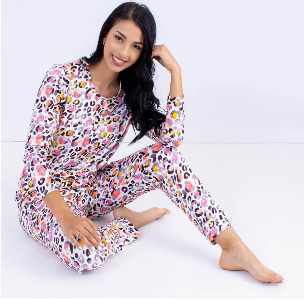 Imagen Pijama en piel de durazno, estampado animal print, pantalón con bolsillos laterales.