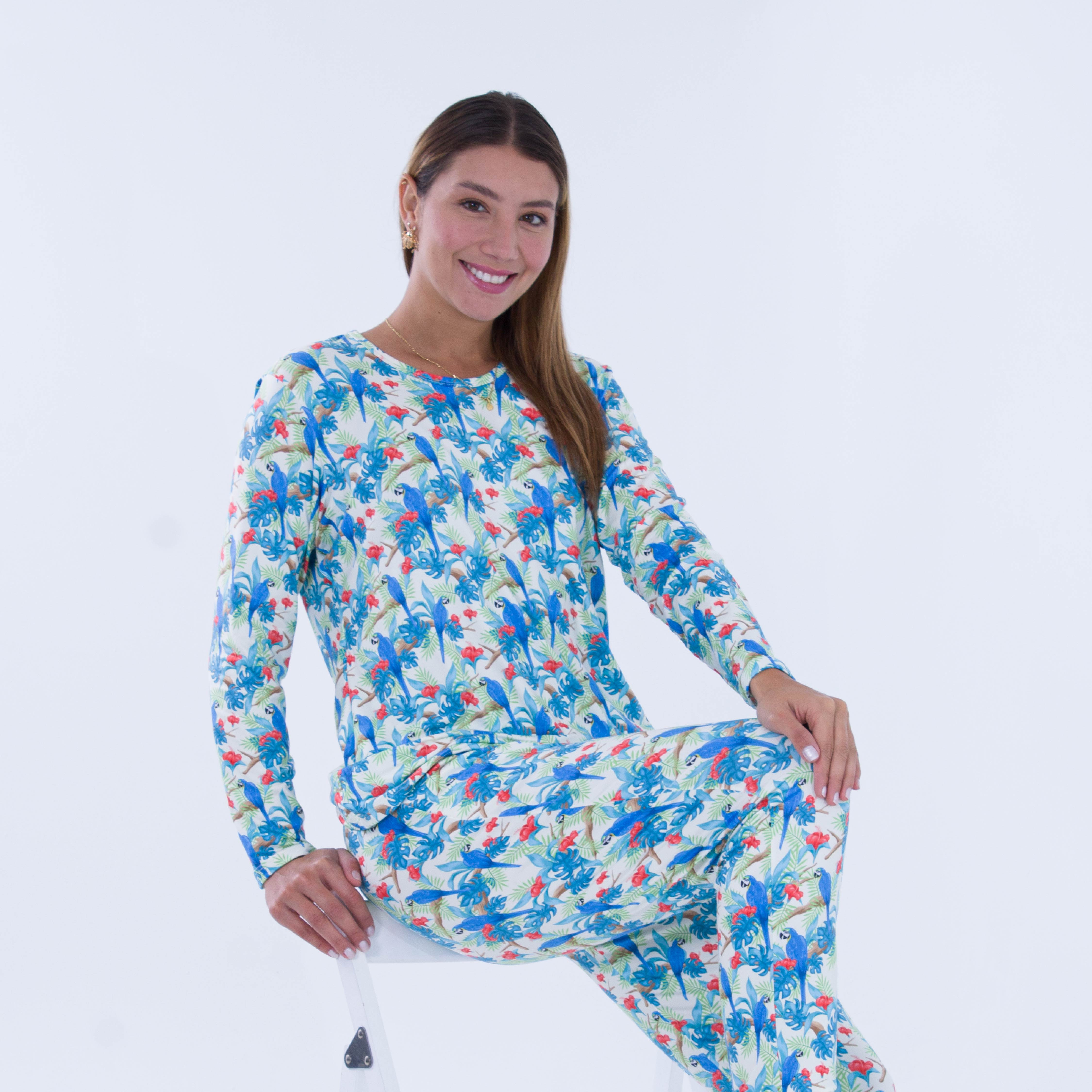 Imagen Pijama en piel de durazno, estampado loros