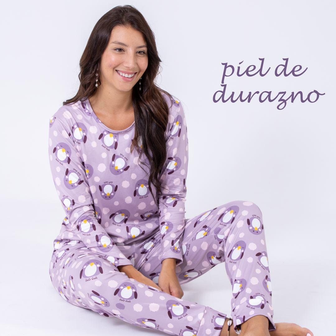 Imagen Pijama en piel de durazno, estampado pingüinos, bolsillos laterales.