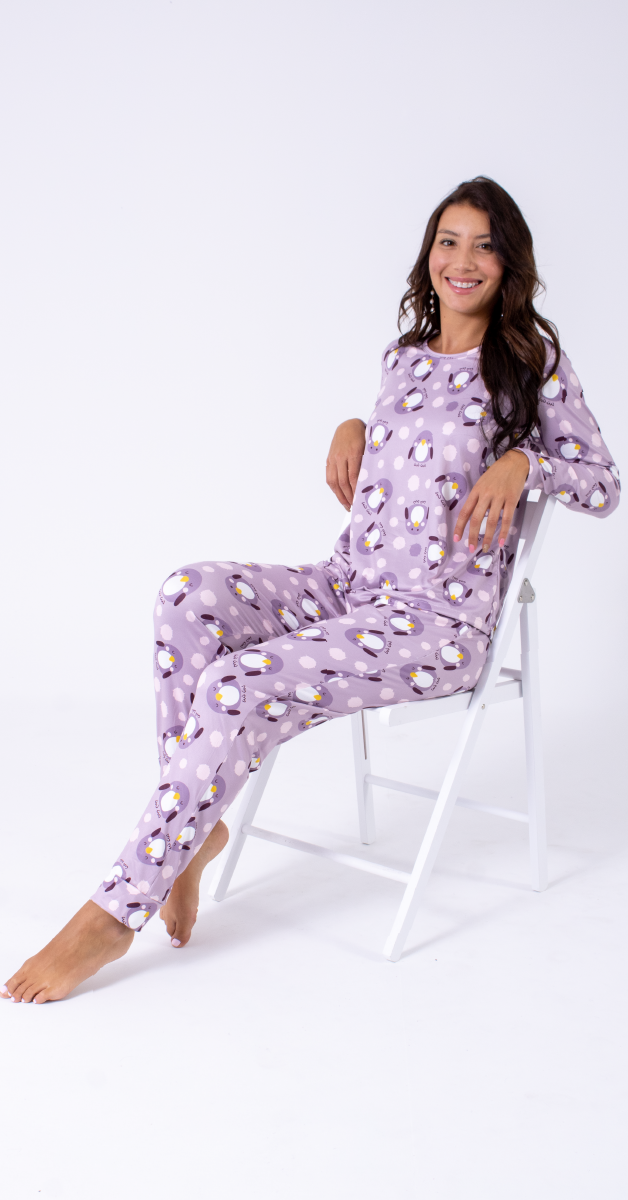 Imagen Pijama en piel de durazno, estampado pingüinos, bolsillos laterales. 2