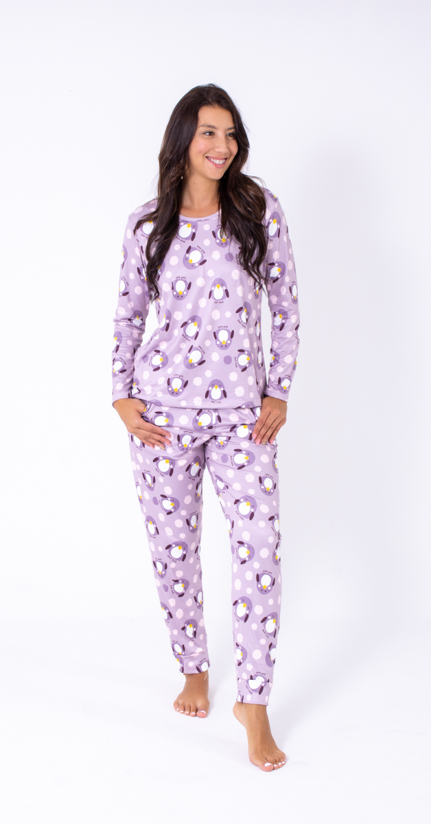 Imagen Pijama en piel de durazno, estampado pingüinos, bolsillos laterales. 3