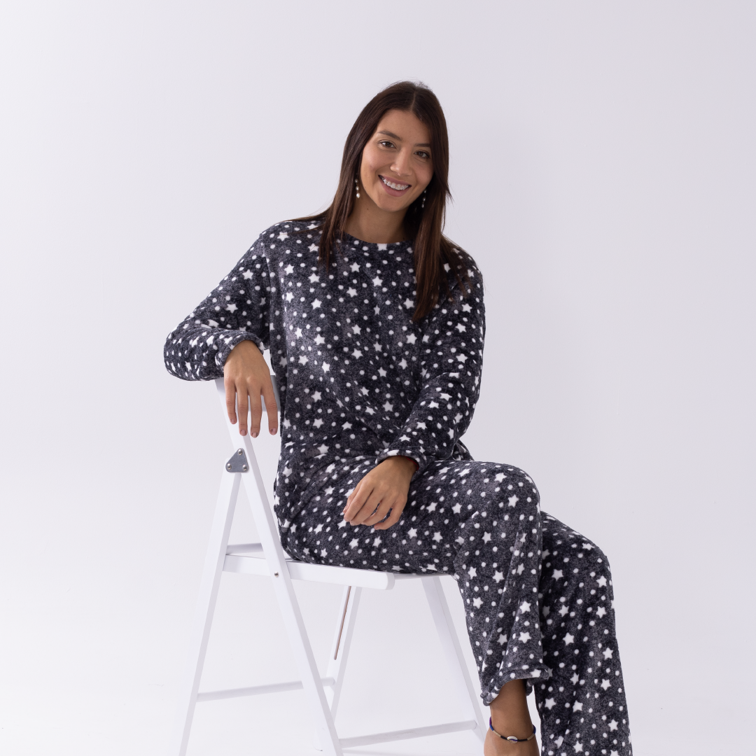 Imagen Pijama térmica, color gris con estrellas blancas.