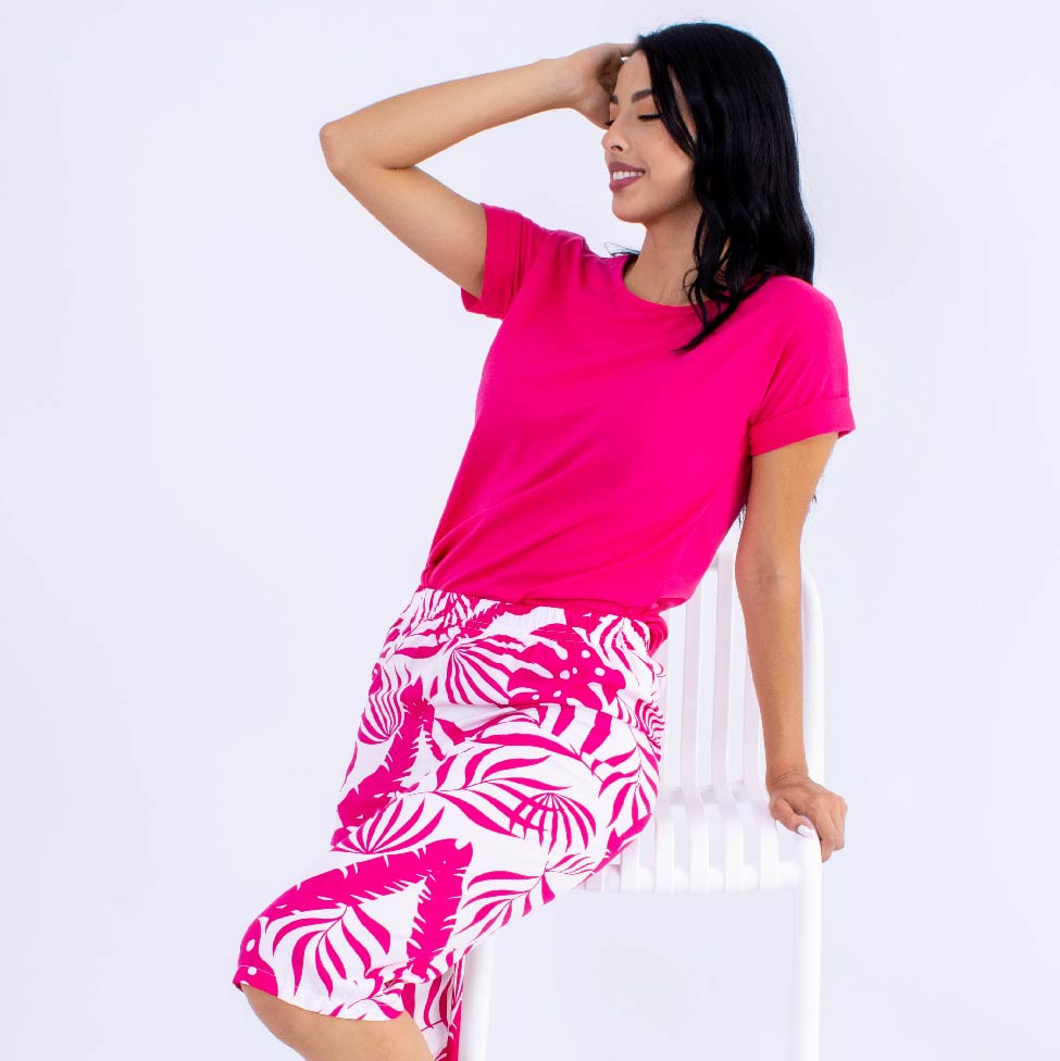 Imagen Pijama tropical, color fuscía, pantalón en chalis, blusa en lycra.