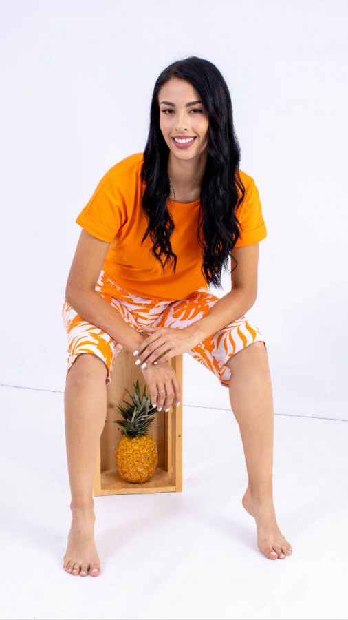 ImagenPijama tropical, color naranja, pantalón en chalis, blusa en lycra.
