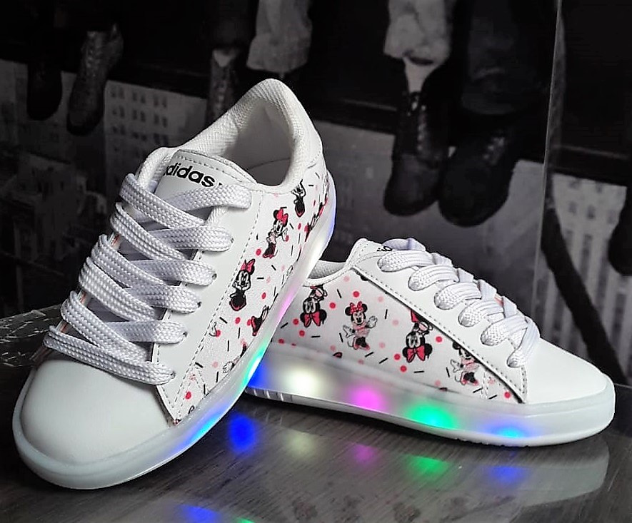 Imagen TENIS ADIDAS CON LUCES DISEÑO MINNIE MICKY MOUSE 1
