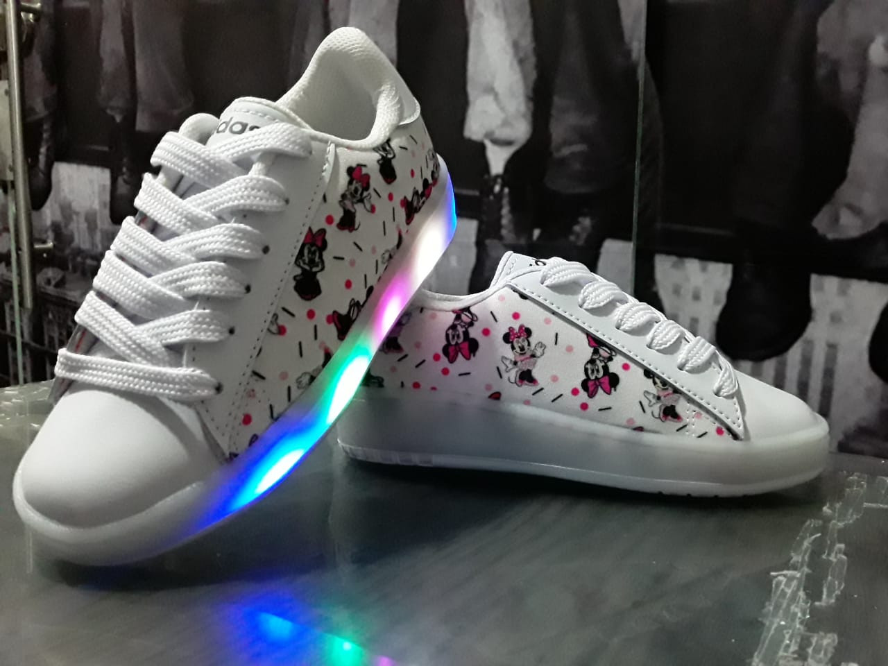 Imagen TENIS ADIDAS CON LUCES DISEÑO MINNIE MICKY MOUSE 2