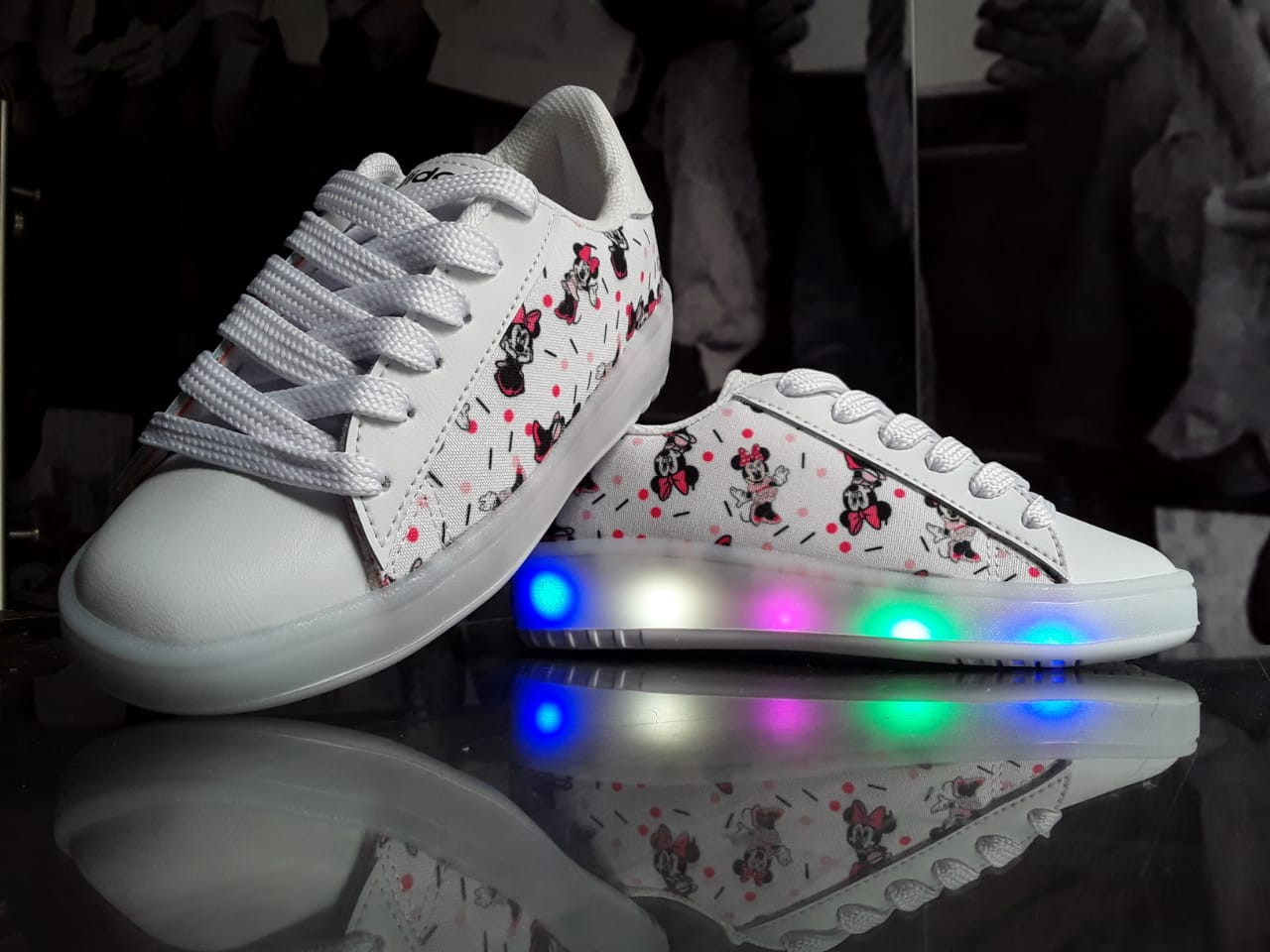 Imagen TENIS ADIDAS CON LUCES DISEÑO MINNIE MICKY MOUSE 3